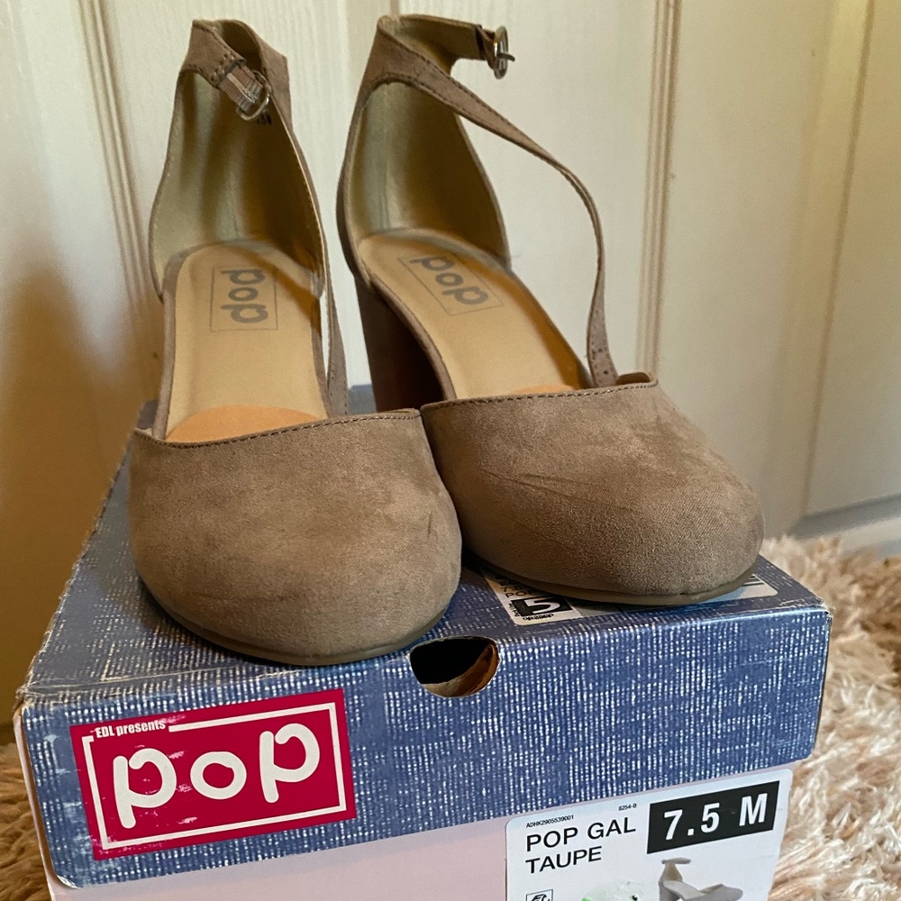 Closed toe block heel 7.5